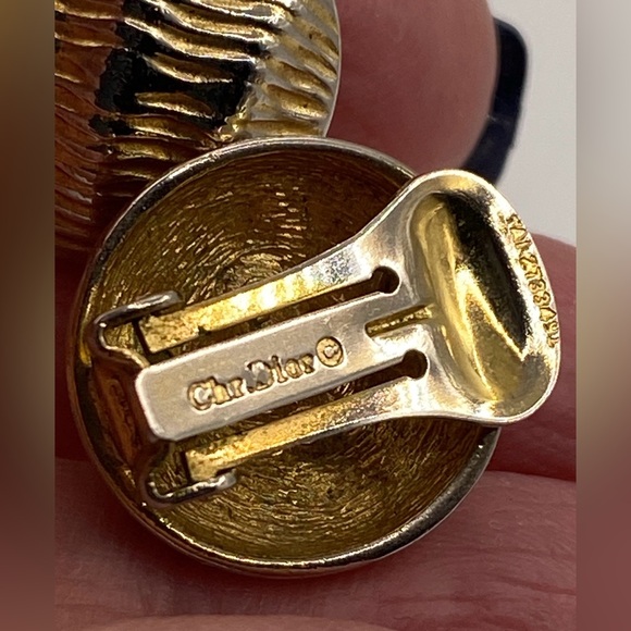 Christian Dior Gold Tone Ribbed Textured Clip On Earrings Vintage 💛HP💛 - Picture 8 of 10